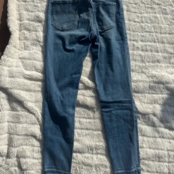 Levi's Ripped Skinny Jeans - Picture 3 of 5